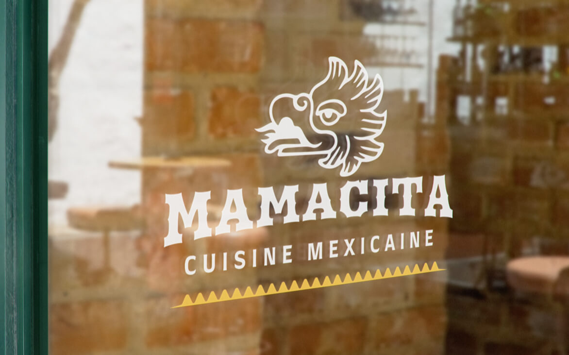 Le logo du restaurant Mamacita Limoges possède une version allongée qui a été utilisée sur les vitrines de l'établissement